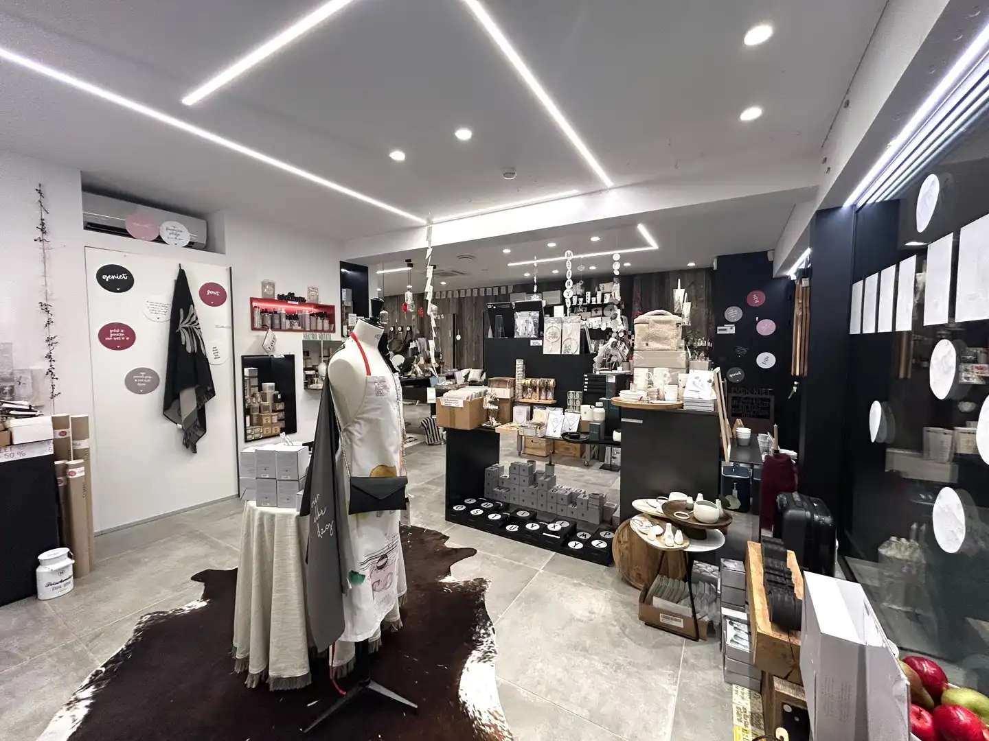 Ruim handelspand op commerciële topligging te Tielt! foto 4