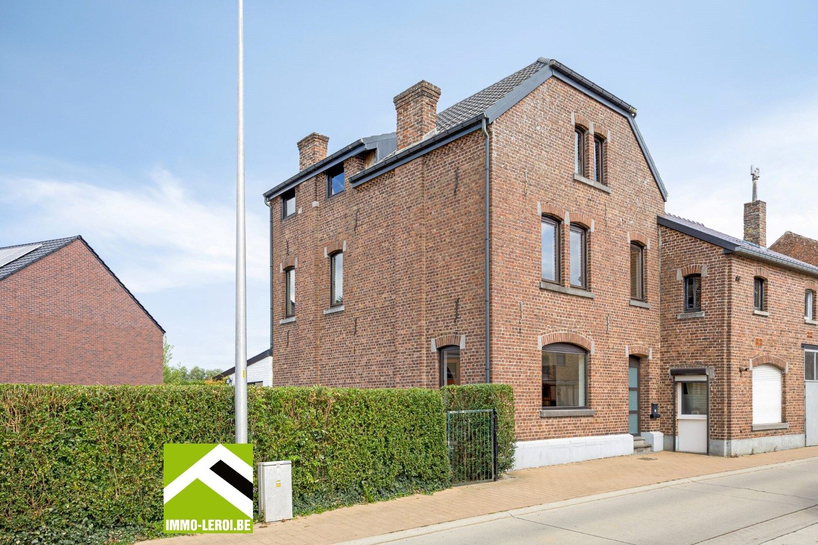 Hoofdfoto van de publicatie: Woning met veel woonoppervlakte, zolder, garage en tuin te Tongeren-Lauw