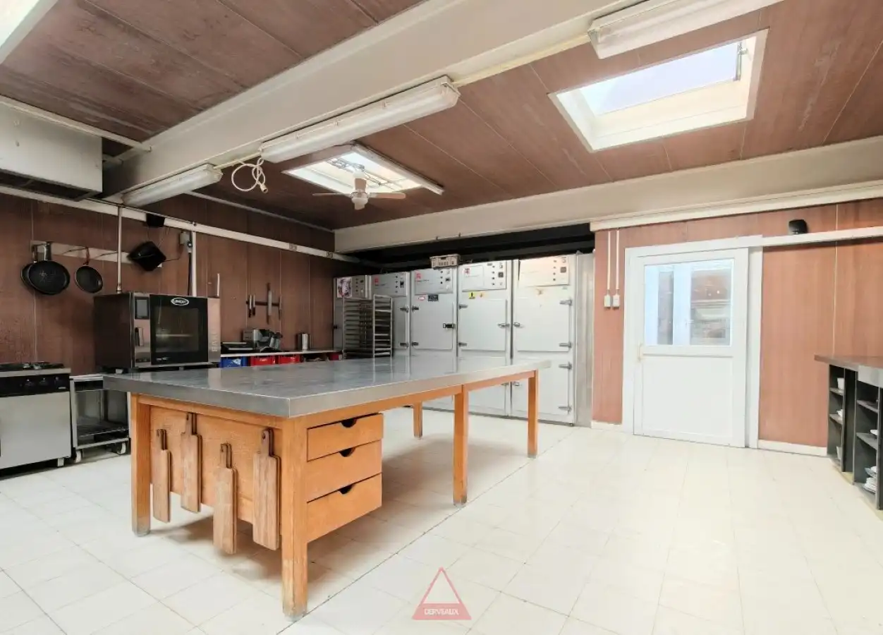 Moorslede – Veelzijdig handelspand met woonst en magazijn op commerciële ligging foto 6