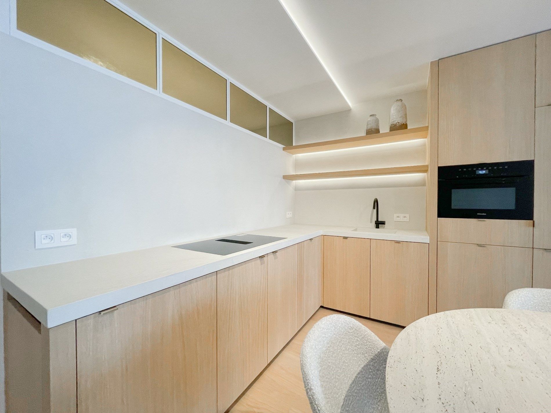 Stijlvol gerenoveerd appartement met een ruim zonnig terras gelegen nabij het commercieel centrum. foto 8