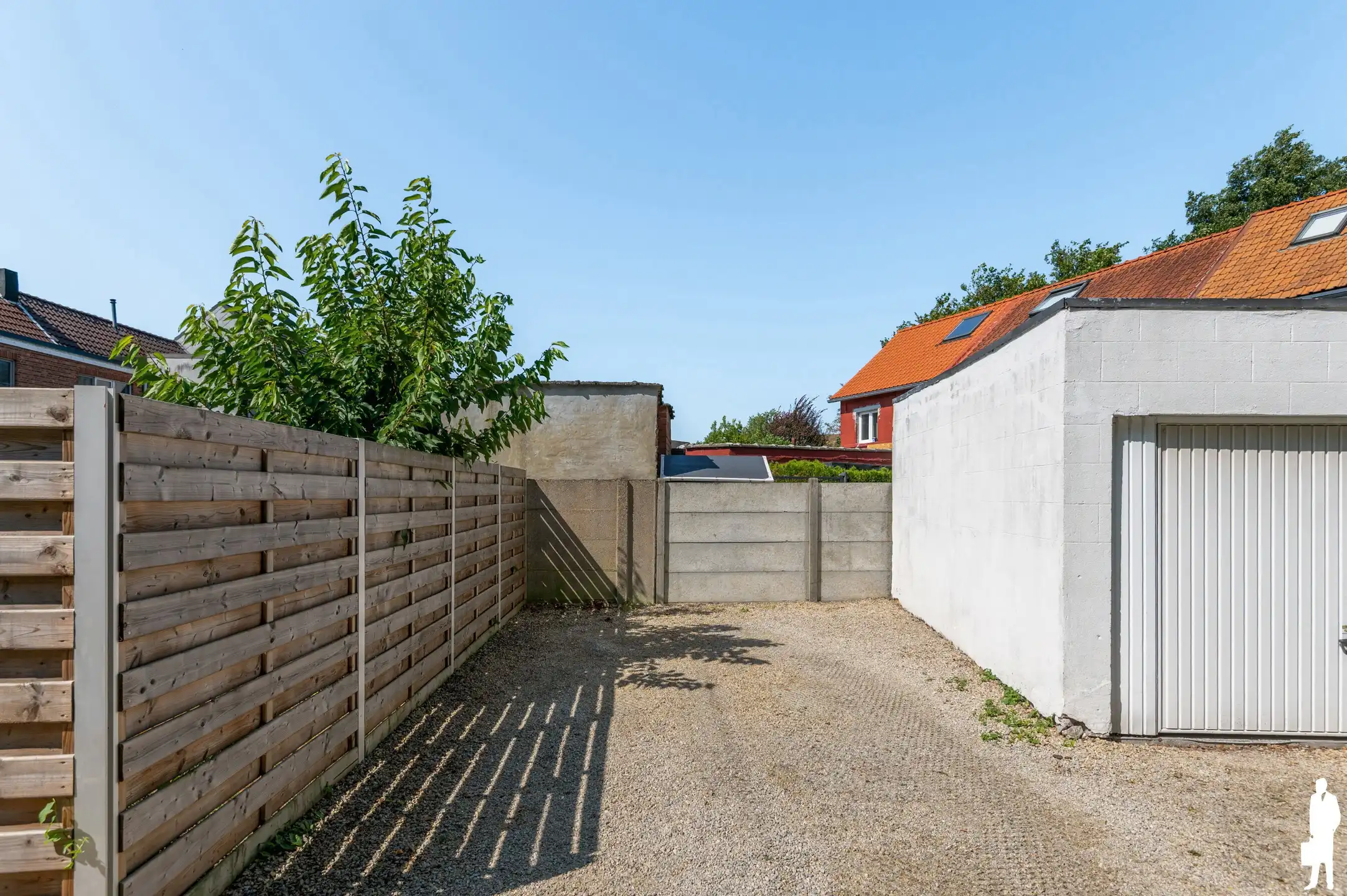 Gerenoveerd appartement met 2 slpks, tuin en autostaanplaats foto 24