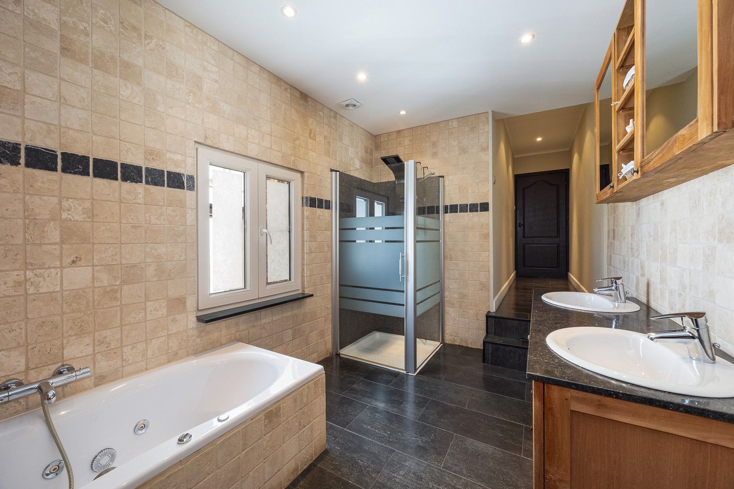 Karaktervol herenhuis met hedendaags comfort en tuin in Deurne foto 19