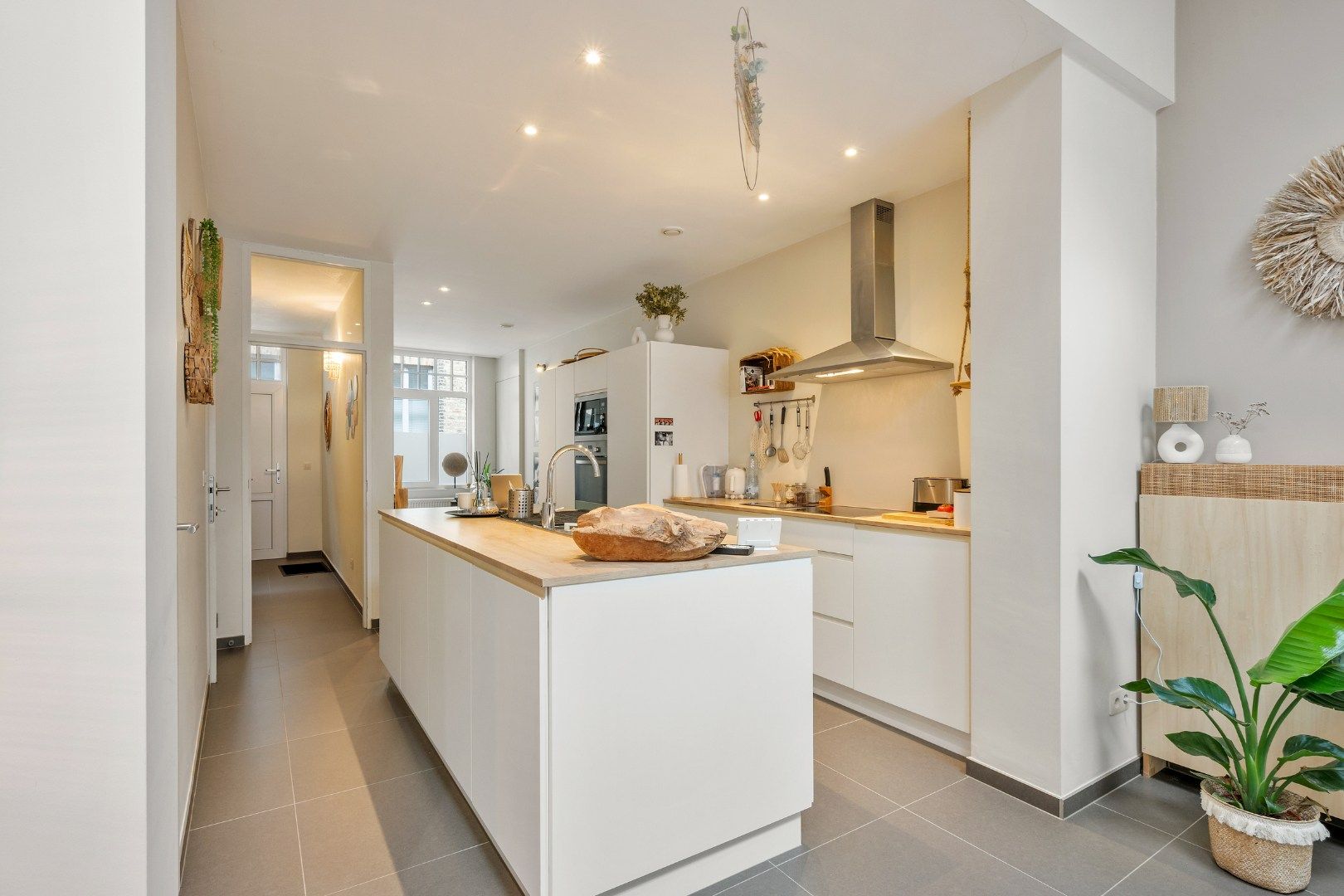 Verzorgde, instapklare woning met 3 slaapkamers in hartje Ieper foto 9