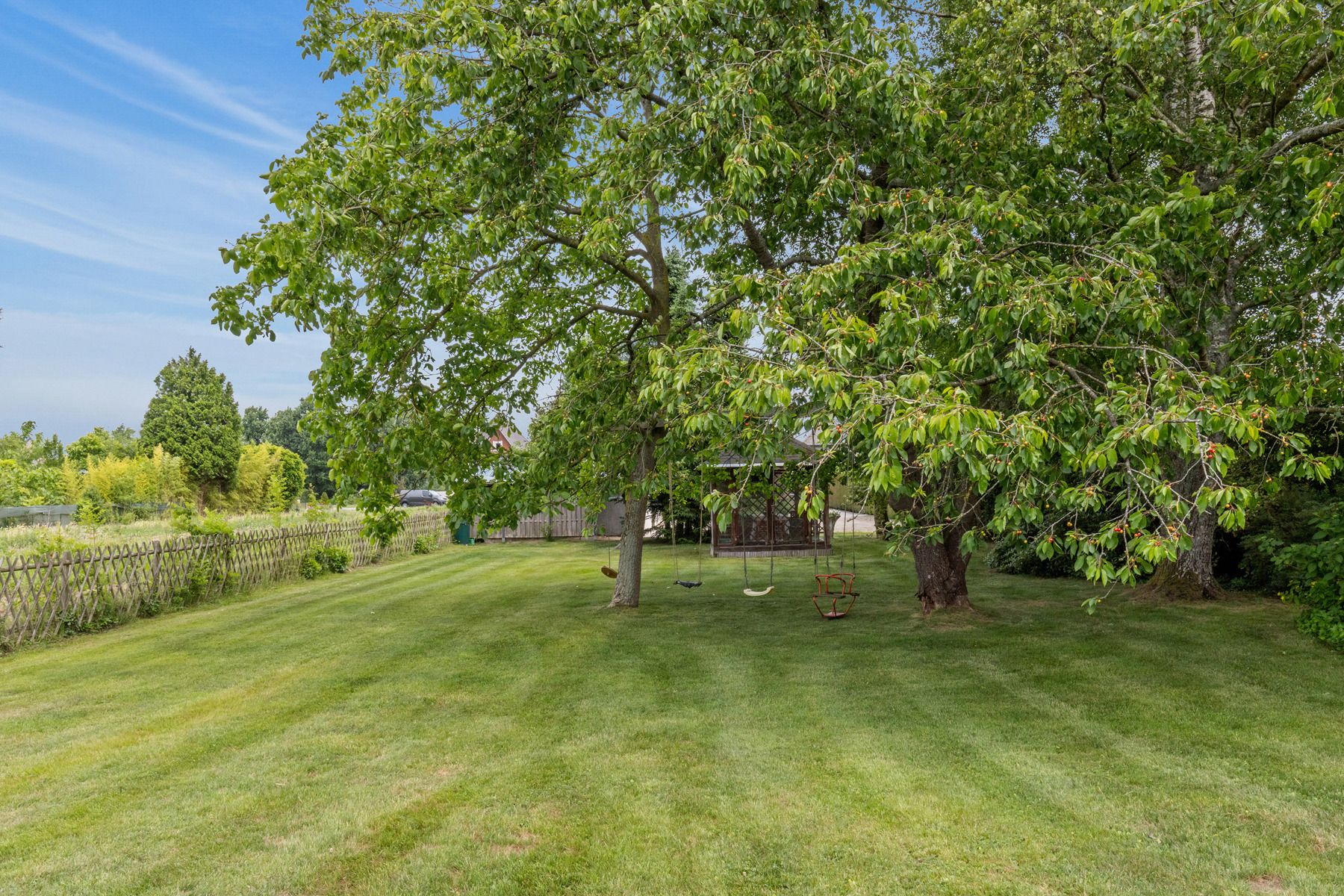 Ruime woning met prachtige tuin in het mooie Schellebelle! foto 8