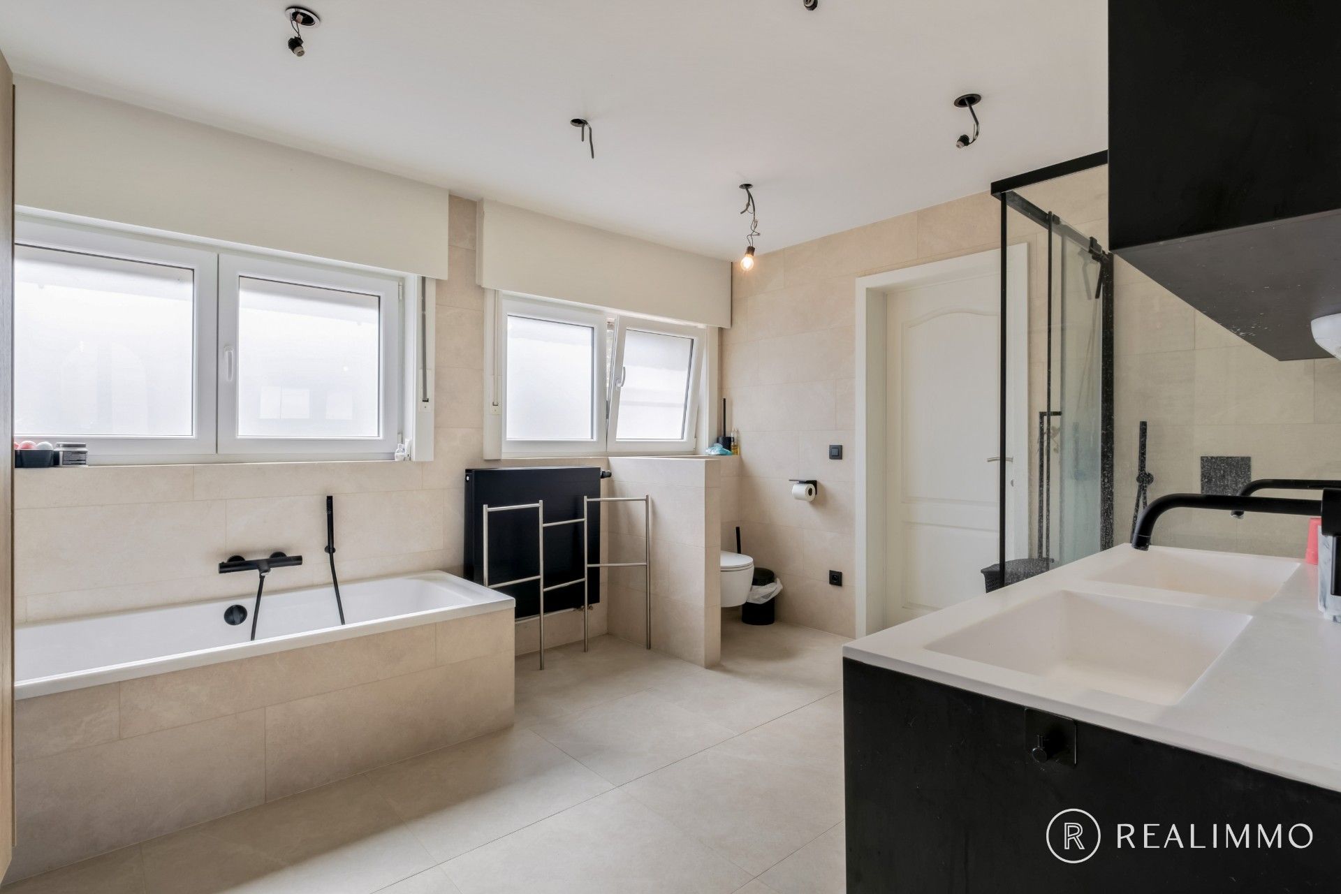 Instapklare, gerenoveerde gezinswoning met 4 slaapkamers foto 12