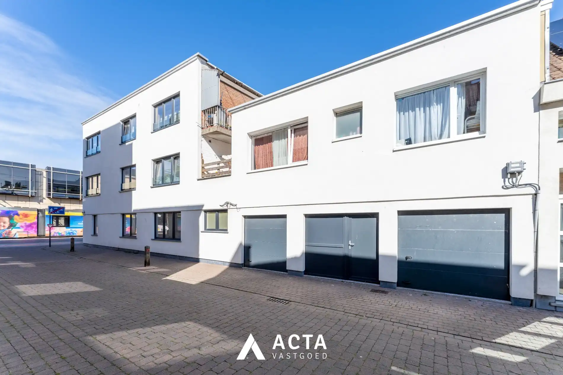 Gerenoveerde opbrengsteigendom met zes appartementen in centrum Oostende foto {{pictureIndex}}