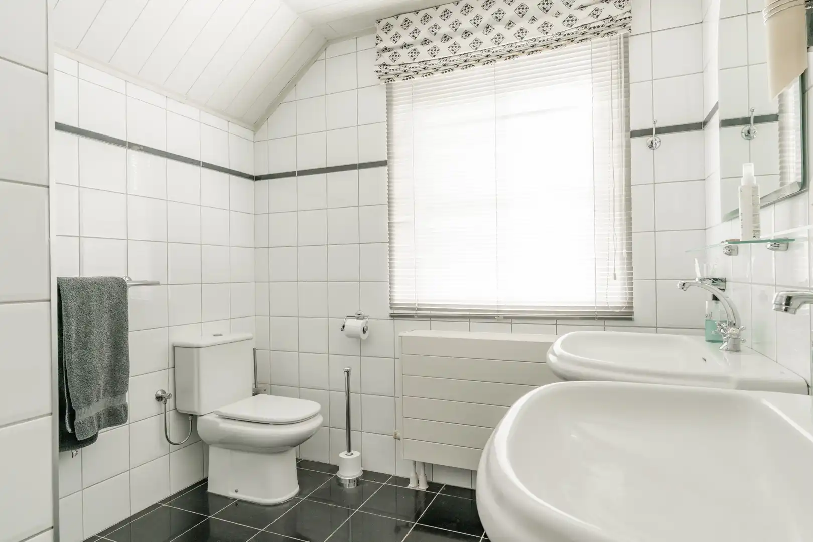 Charmante & sfeervolle, instapklare, energiecorrecte (EPC B) villa-landhuis met 5 slaapkamers, 3 badkamers, bureau én dubbele garage. foto 43