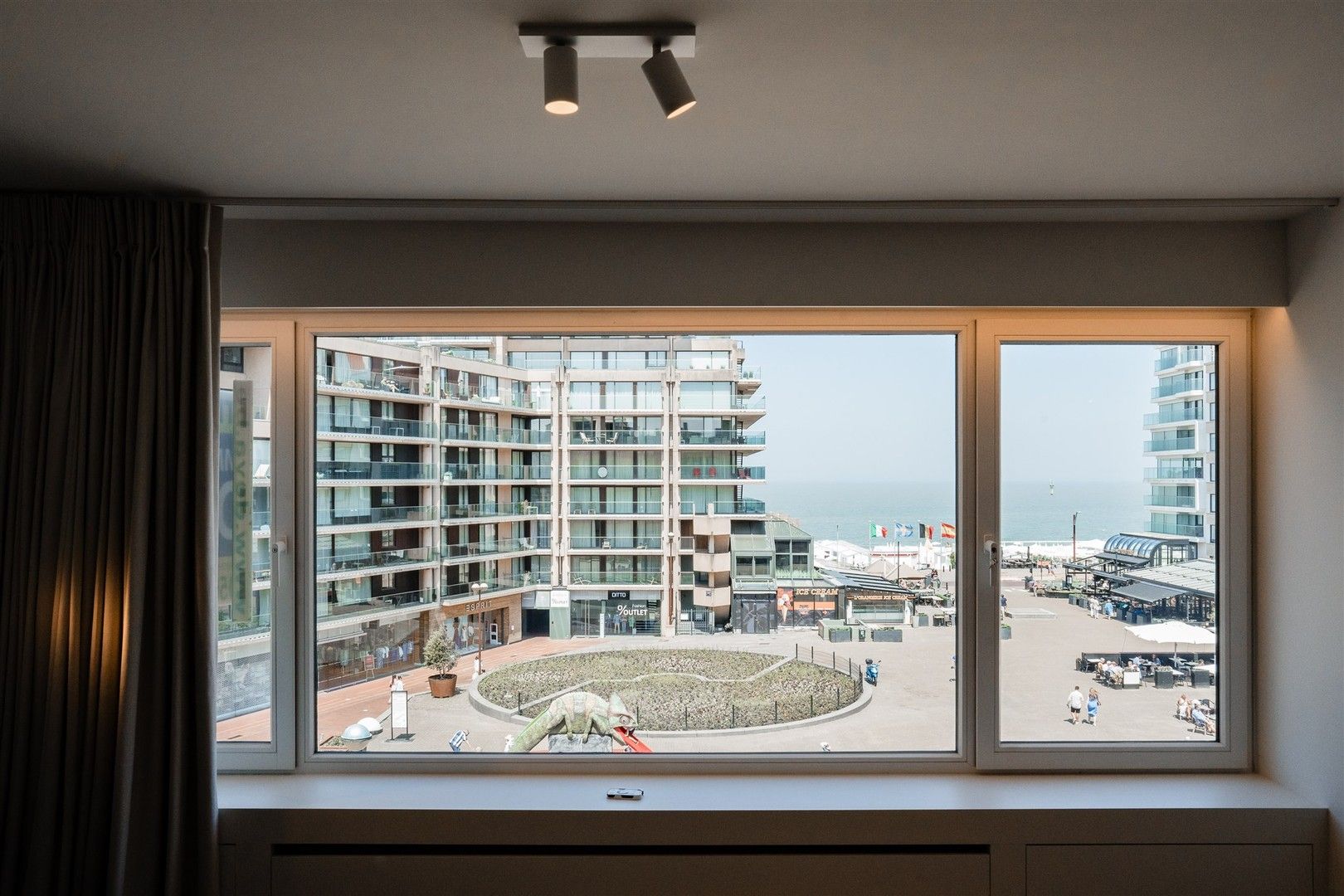 Instapklare lichtrijk pied-à-terre met frontaal zeezicht, ideaal gelegen in hartje Knokke foto 4