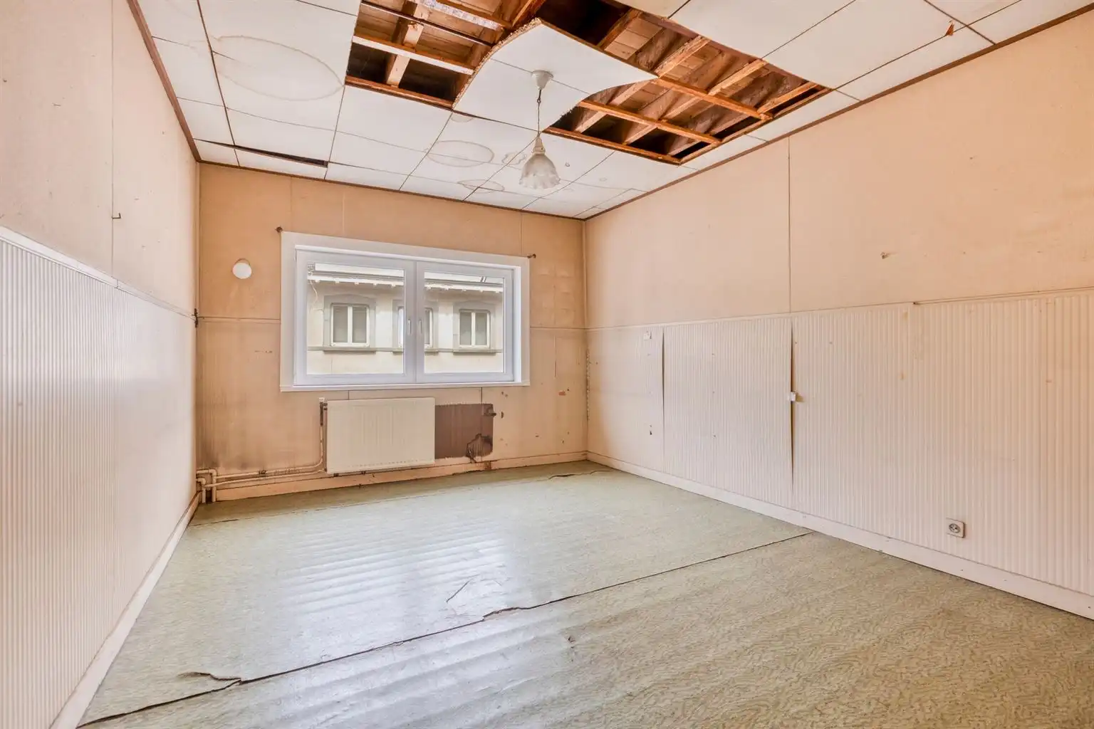 Karaktervol hoekpand met handelsruimte en ruime woning op een absolute topligging aan de Bosstraat in Maaseik.  foto 18