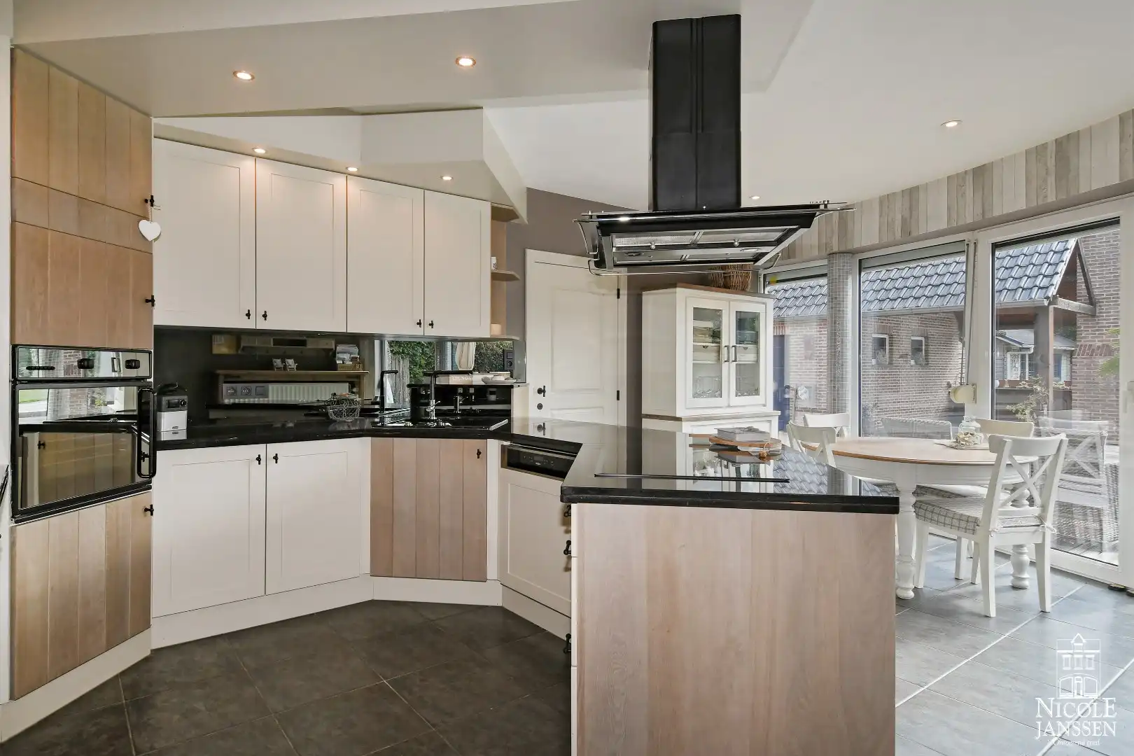 Instapklare gezinswoning met vier slaapkamers en zwembad foto 11