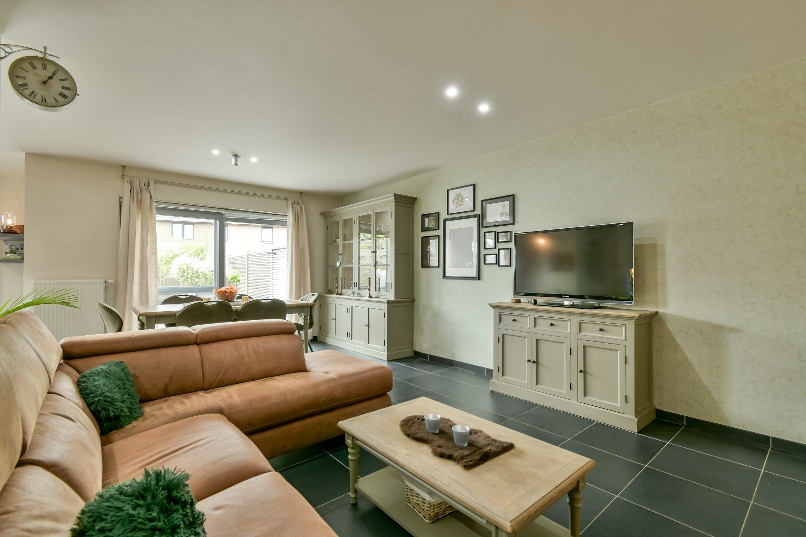 Instapklare woning in een residentiële wijk! foto 2