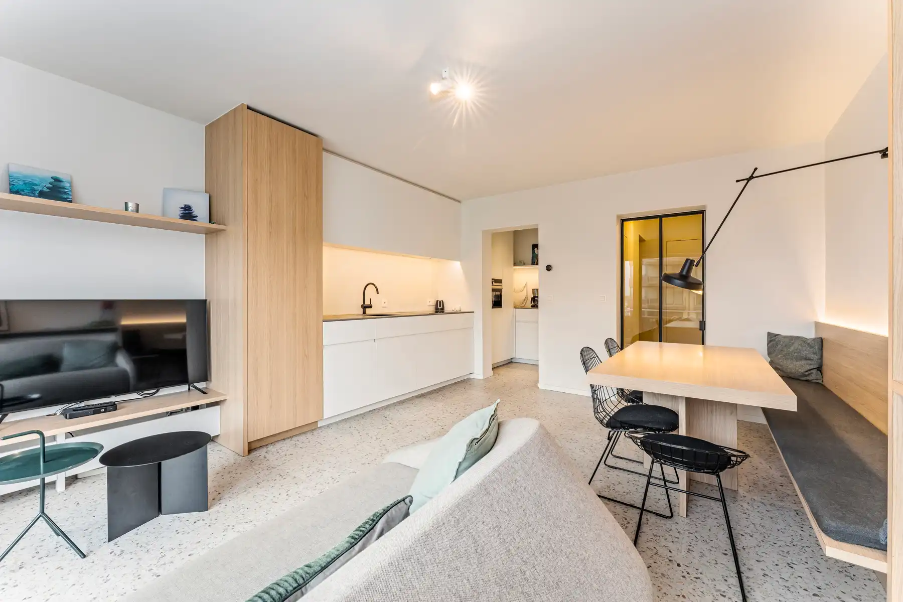 Stijlvol gerenoveerd appartement met zijdelings zeezicht foto 5