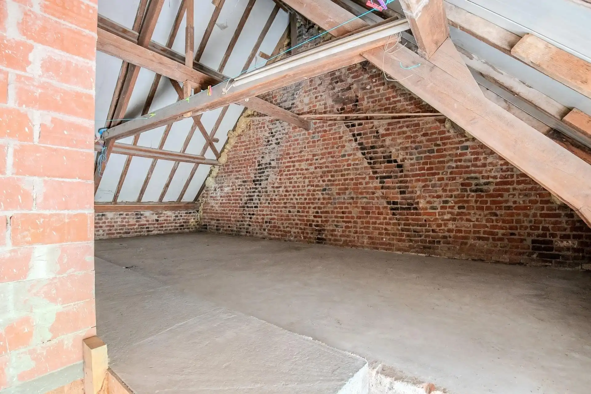Halfopen, deels gerenoveerde woning op een rustige en centrale ligging. foto 6