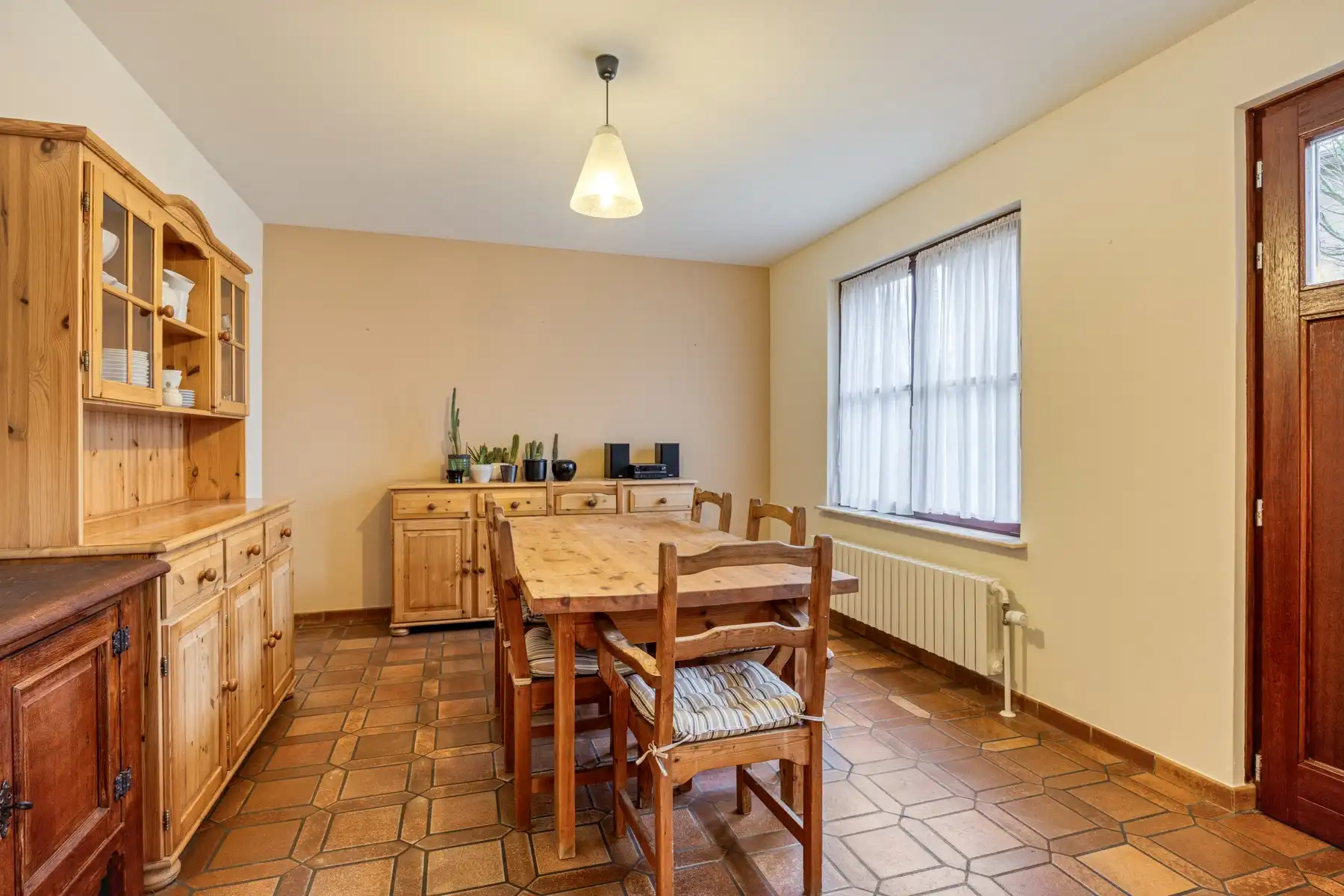 Cosy gezinswoning met 4 slaapkamers, garage en tuin - NATO op 10 min. foto 11