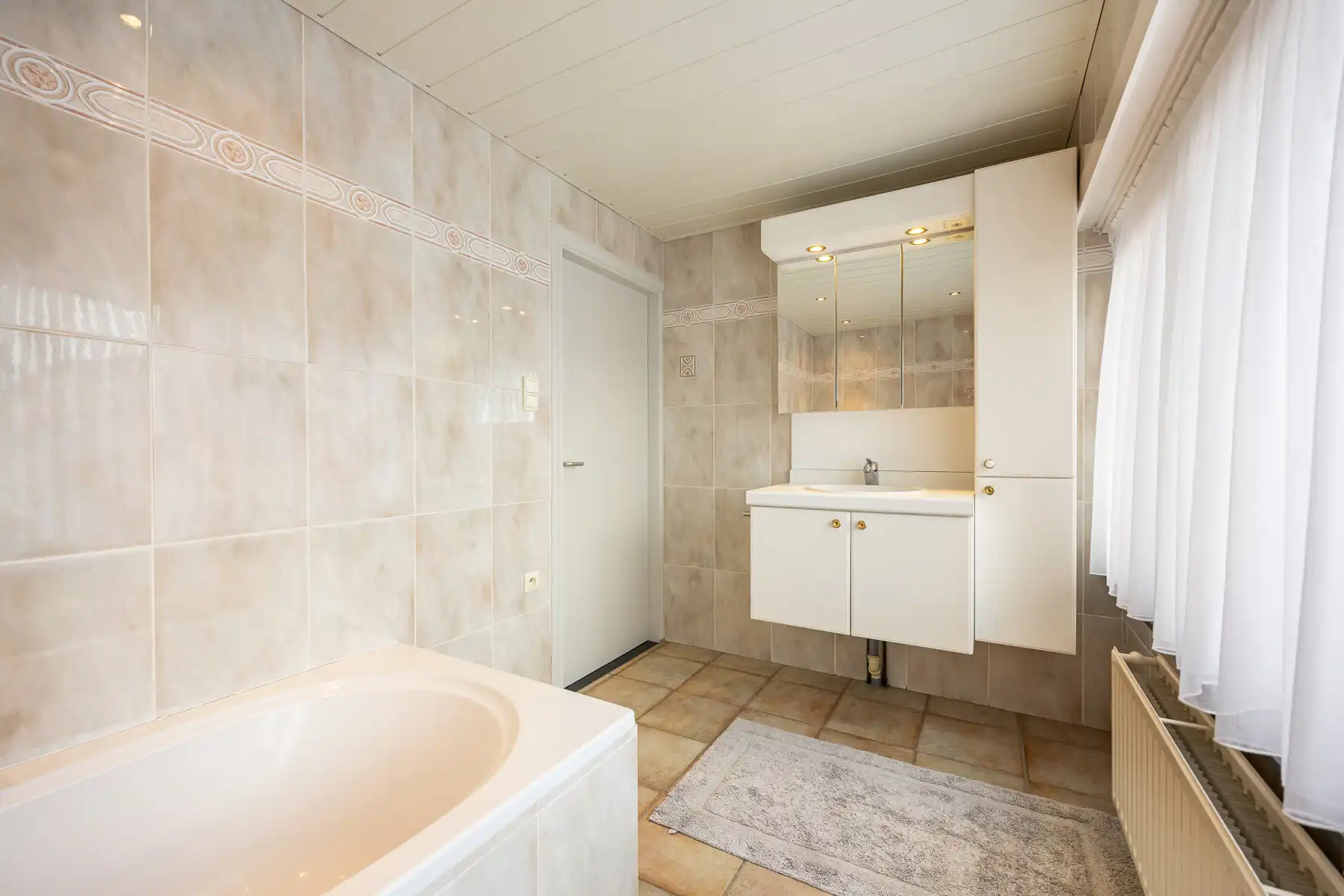 Ruime gezinswoning met 5 slaapkamers op een perceel van 638m². foto 21