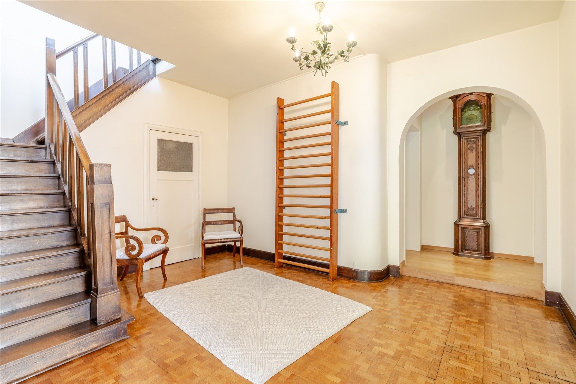 Exclusief herenhuis in neoclassicistische stijl met prachtige tuin foto 16
