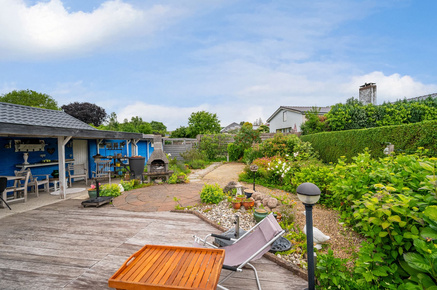 Instapklare en goed onderhouden villa met tuin en garage foto 18