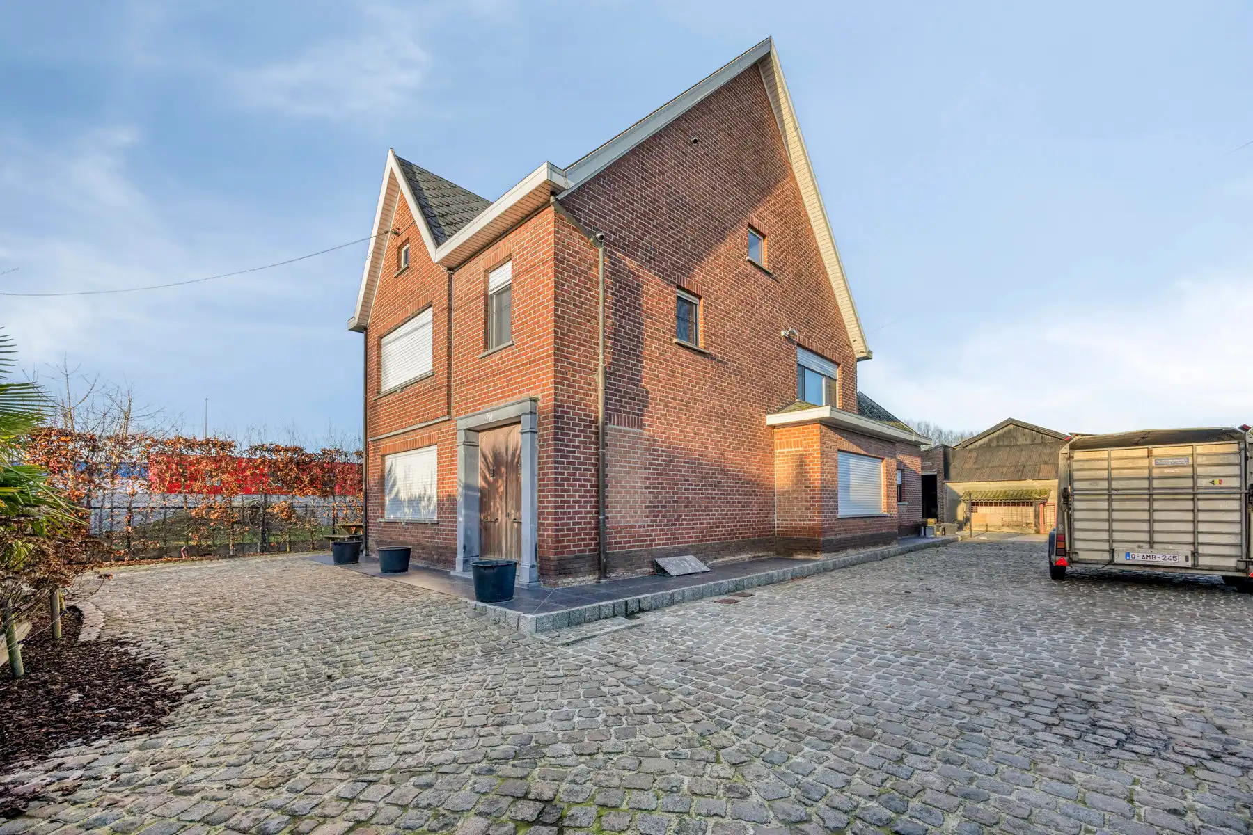 Landelijk pand met loodsen op meer dan 1 hectare grond foto 4