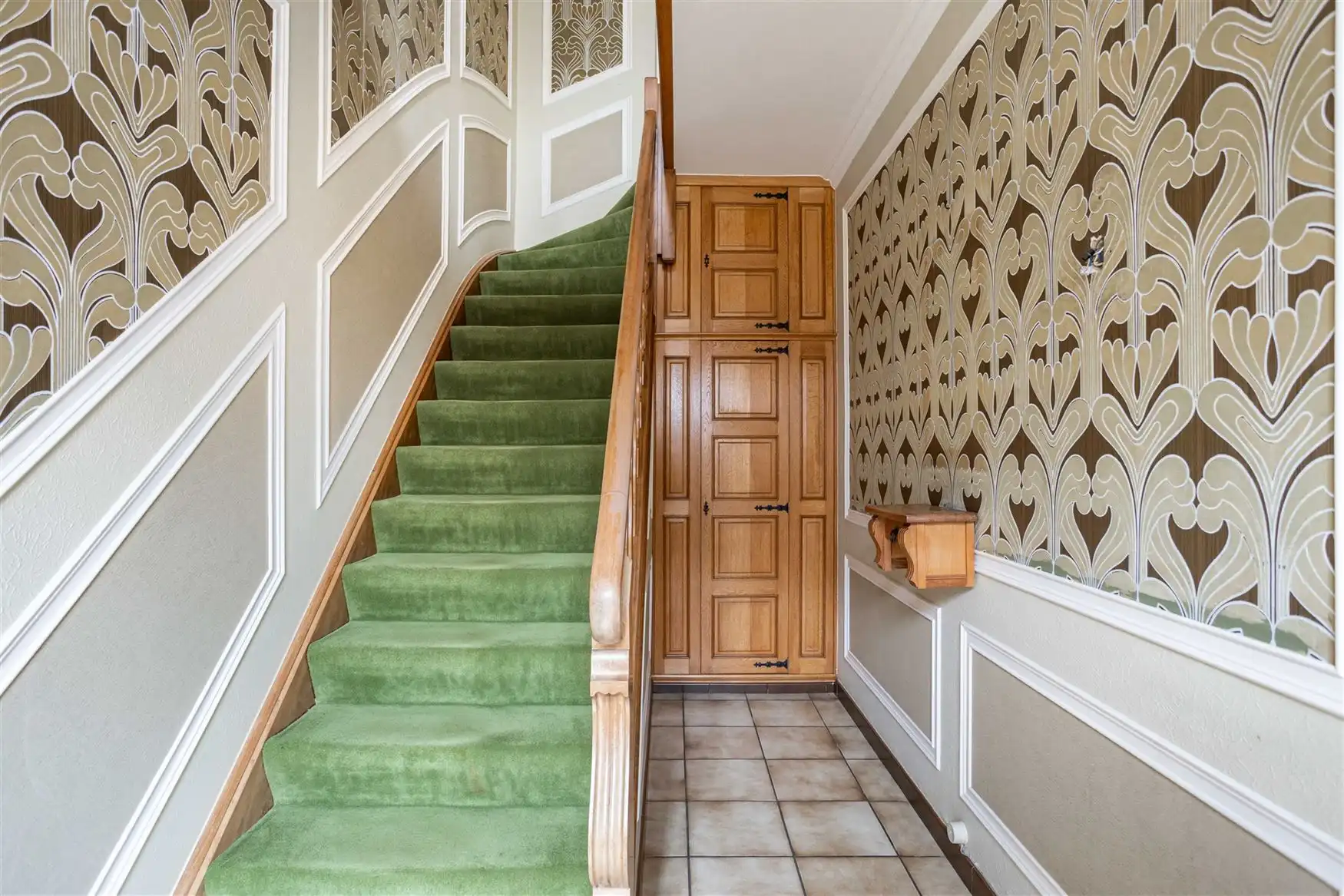 Vrijstaande woning met retrocharme en renovatiepotentieel foto 2