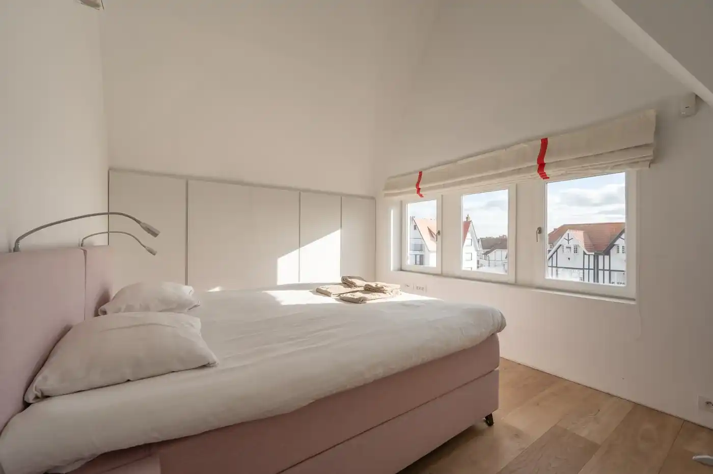 Gerenoveerde villa in Zoute, Knokke-Heist met 4 slaapkamers, tuin, garage, fietsenberging en 227m² hoogwaardige woonruimte. foto 14