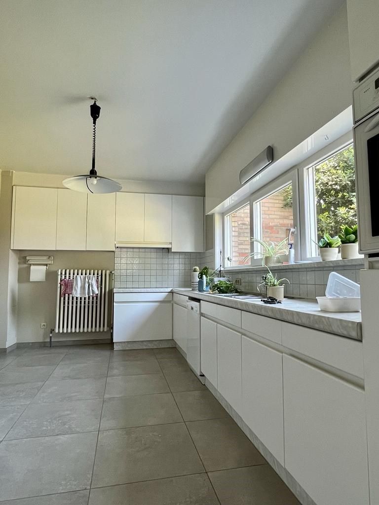 Hedendaagse woning met 4 slaapkamers, gelijkvloerse bureau en zonnige tuin met garage te Kuurne. foto 2