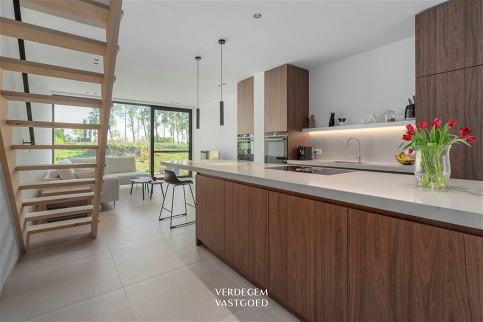 Prachtige vernieuwbouw woning met 2 slaapkamers aan het Leopoldkanaal foto {{pictureIndex}}