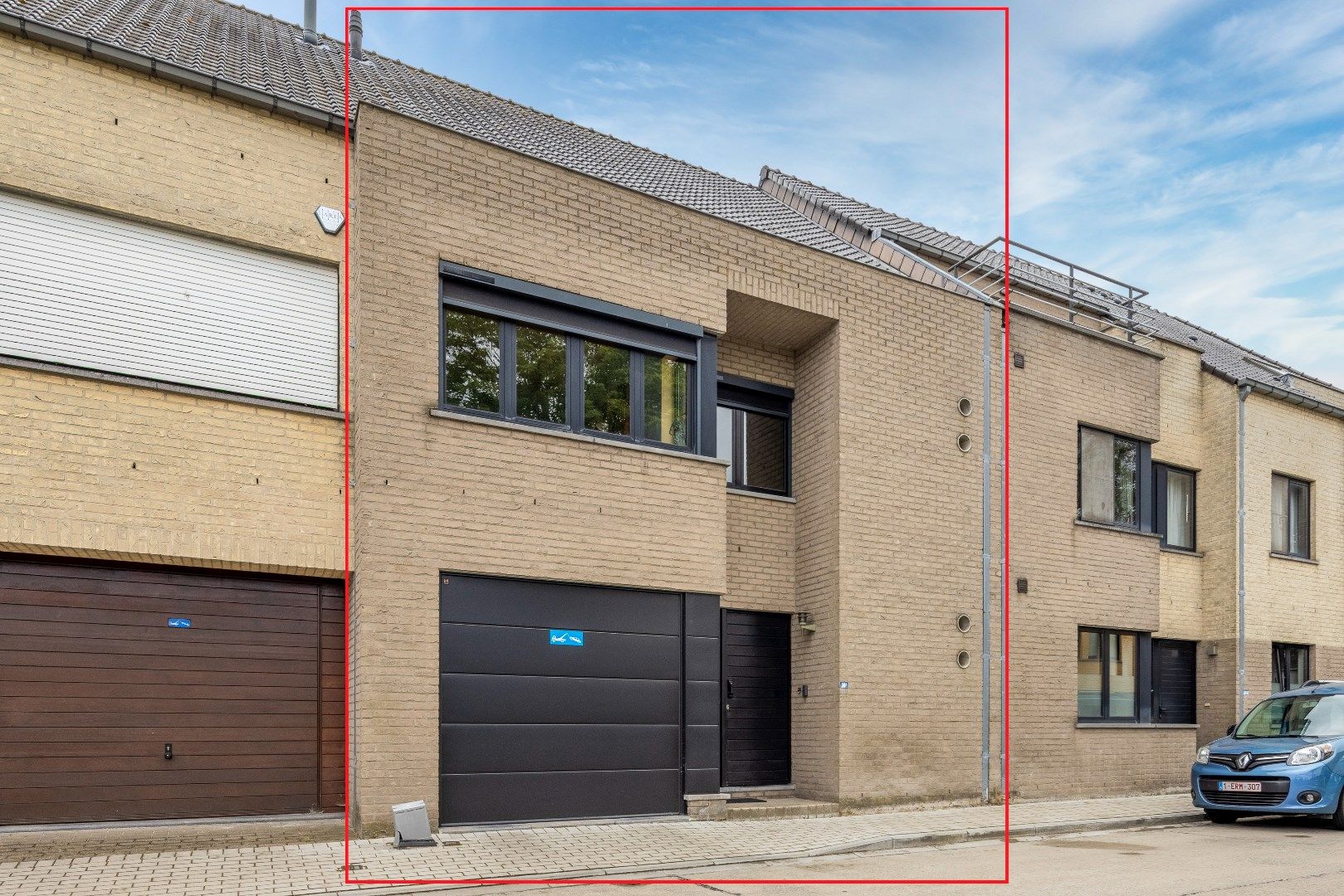Instapklare en ruime gezinswoning met 3 slk, garage en tuintje foto {{pictureIndex}}
