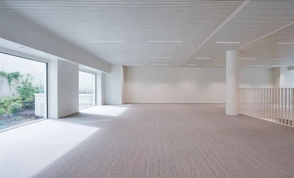 BELNINE: nieuwe kantoren 684m² te huur foto 8