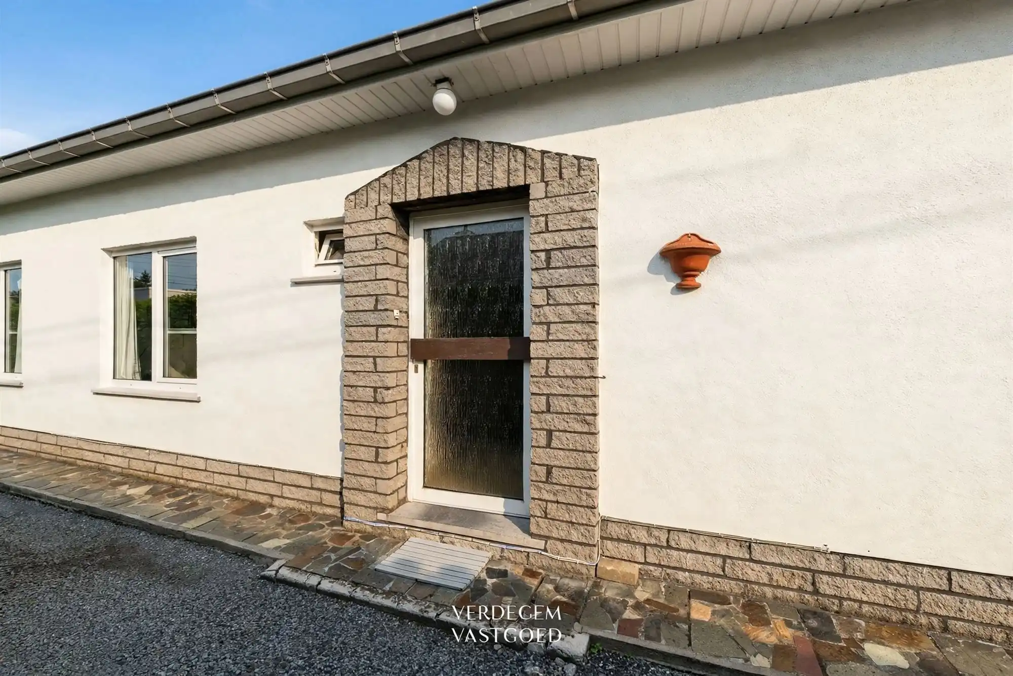 Charmante bungalow met 3 slaapkamers, ruime garage en zonnige tuin op 585m² foto 3