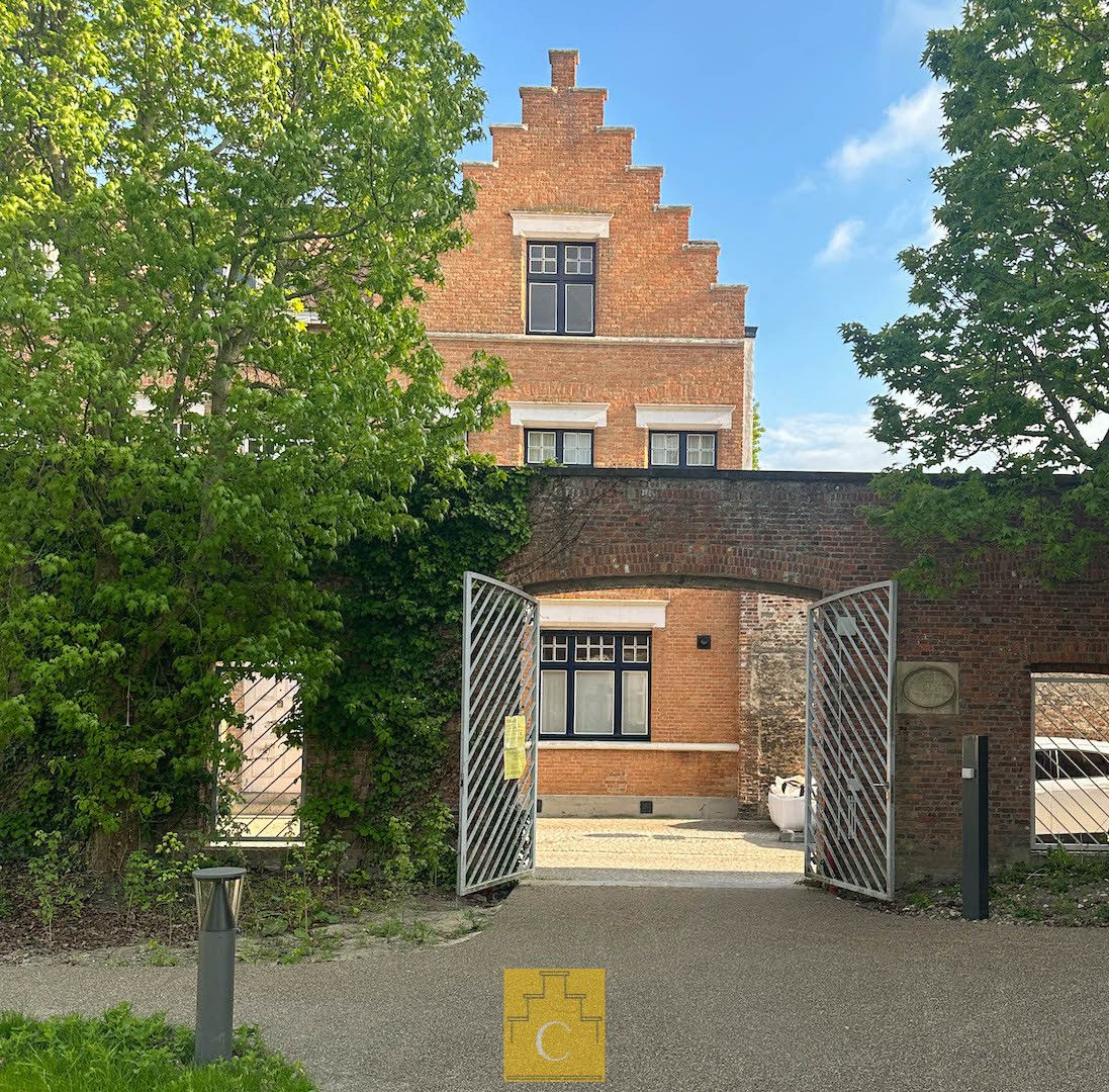 Karakterpand uit de late jaren ‘20 met zongerichte tuinpatio’s en authentiek achterhuis, onbetaalbaar uitzicht op een historische kloostertuin foto 3