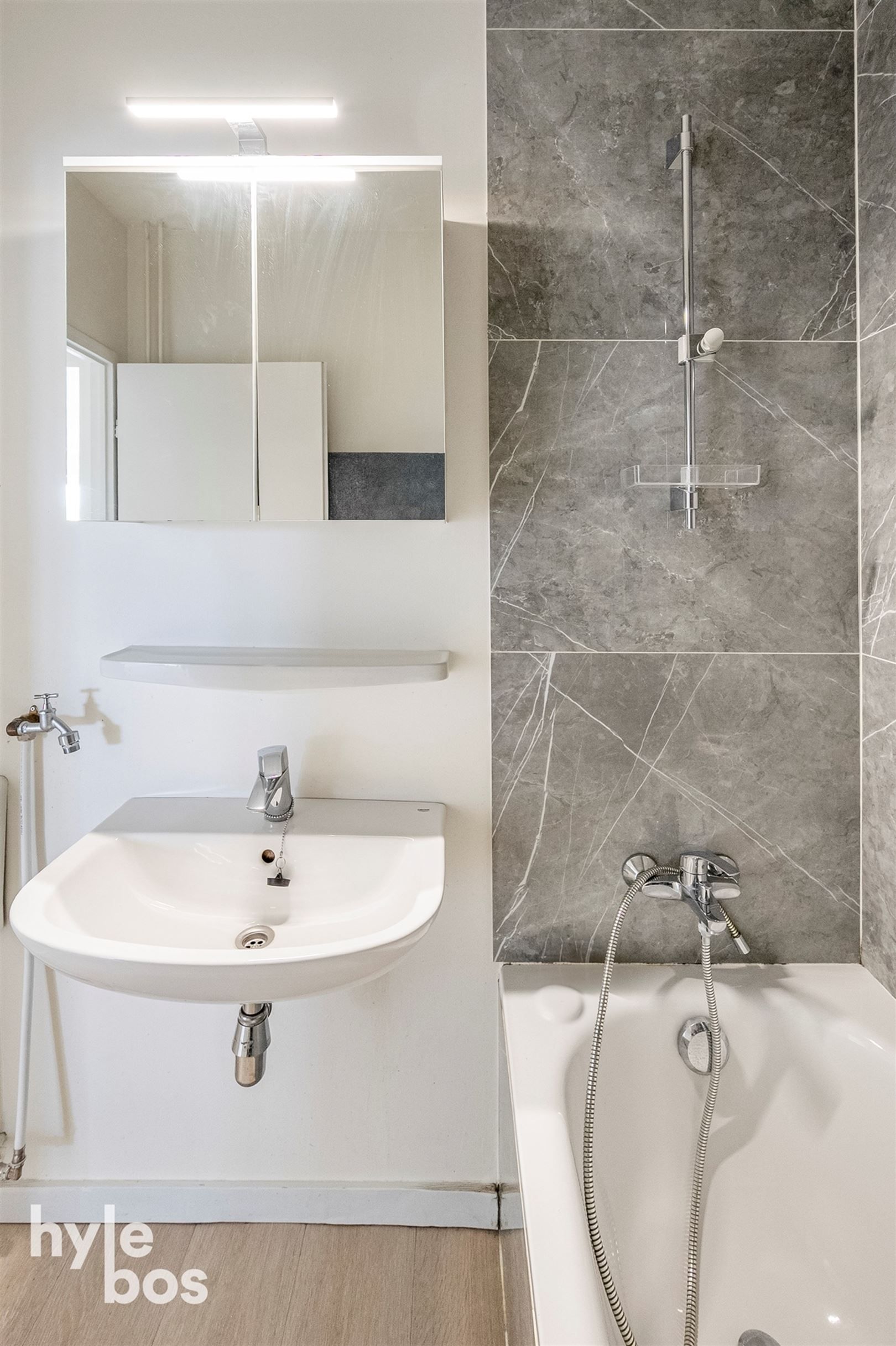 Instapklaar 2 slaapkamer appartement gelegen op de Markt van Moerbeke foto 15