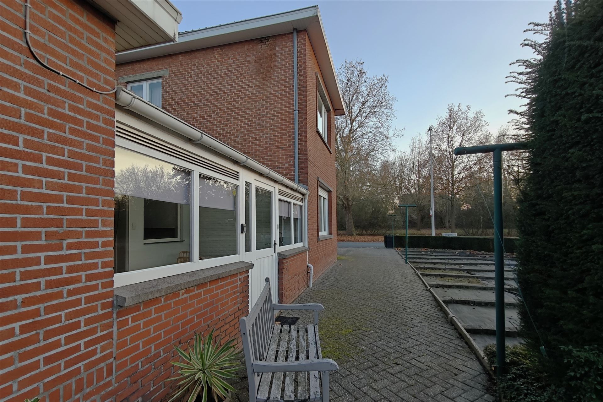 Nette, op te frissen hoekwoning (5a70ca) met mogelijkheden op gunstige locatie te Munsterbilzen foto 5
