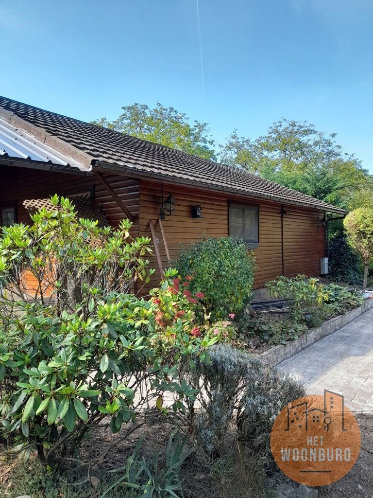 Bungalow met 1 slpk en ruime tuin (10 are) foto {{pictureIndex}}