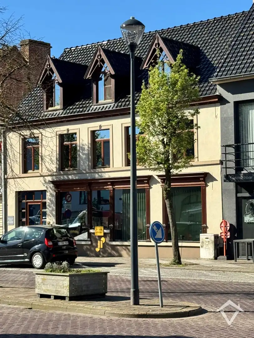 Deze instapklare handelswoning is gelegen in het centrum op een commerciële topligging op de markt van Koekelare foto 4