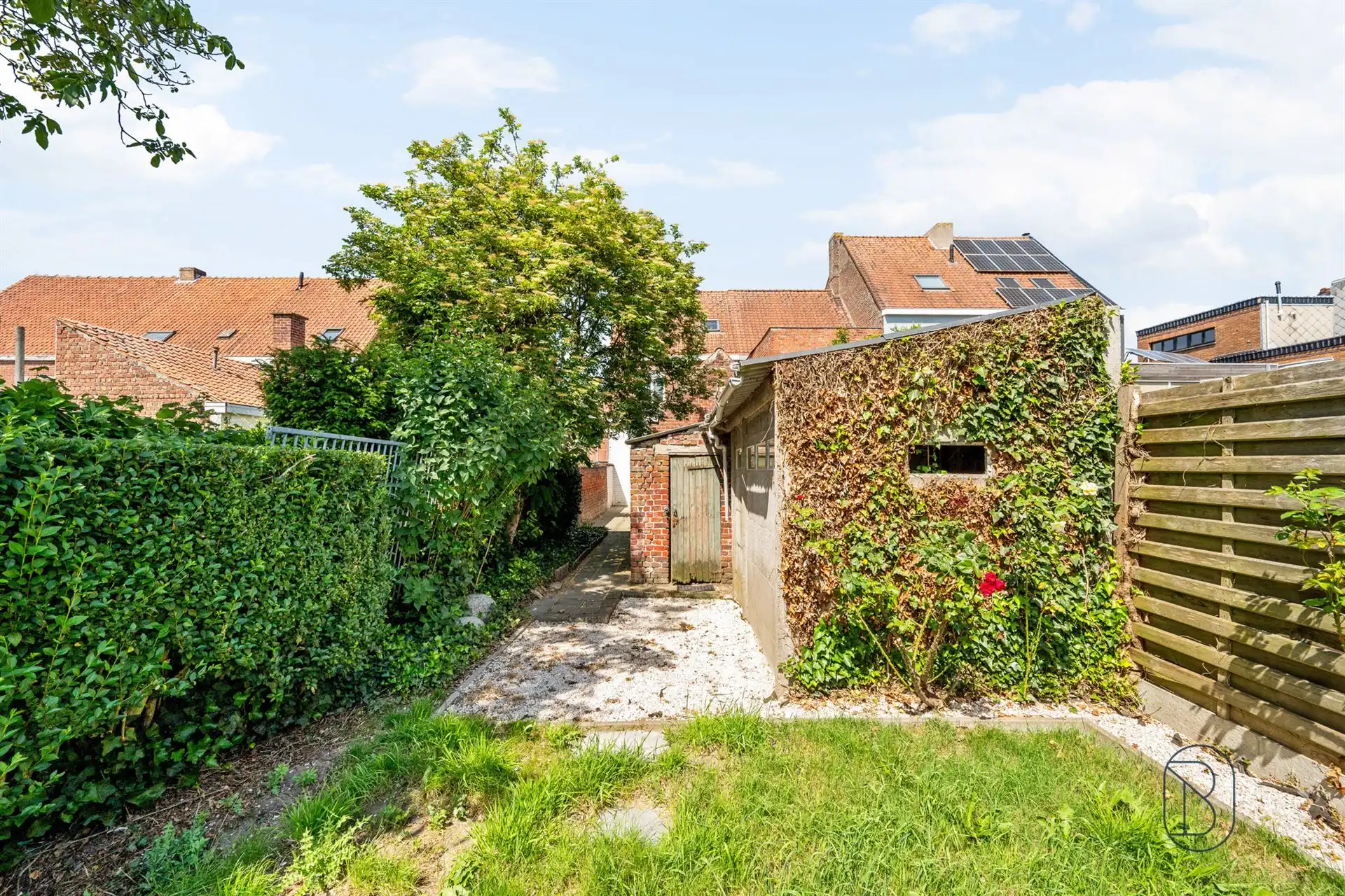 Ruime gezinswoning met 4 slaapkamers en grote tuin! foto 25