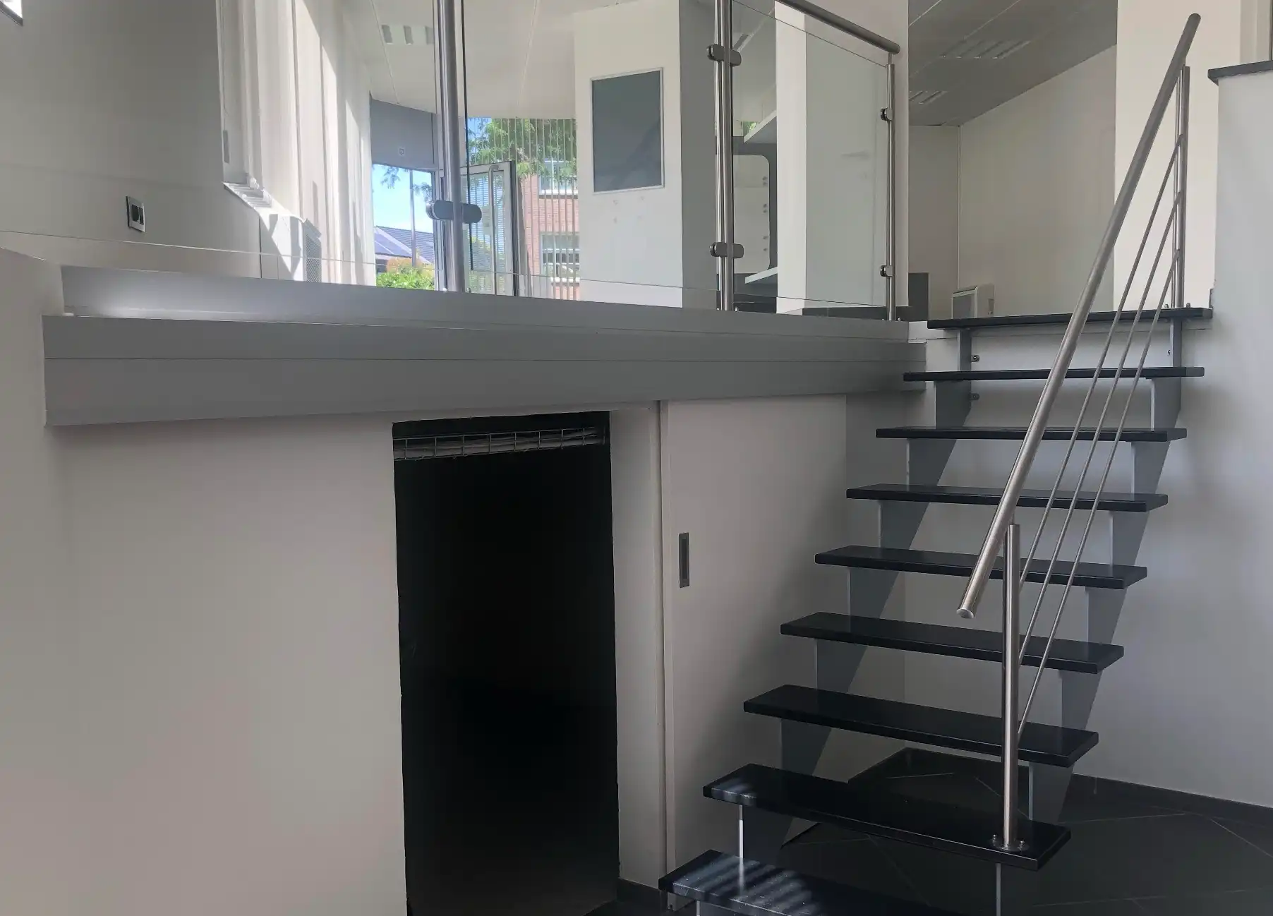 Lichtrijke kantoorruimte met 5 staanplaatsen foto 2