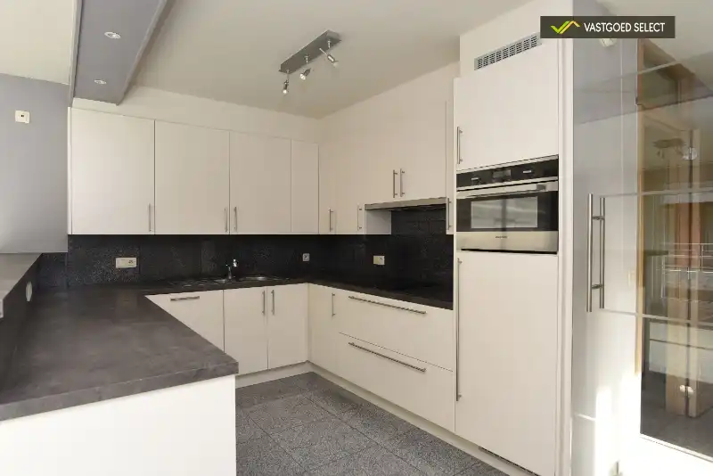 Te huur: Appartement met 2 ruime slaapkamer, parkeerplaats en garage foto 5