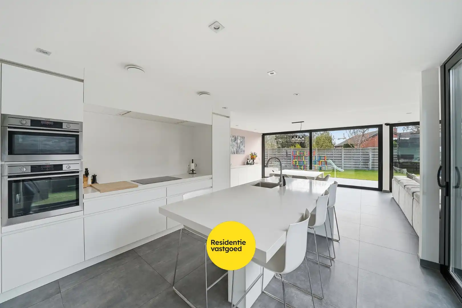 Ruime lichtrijke nieuwbouwvilla in centrum Oudenburg foto 8