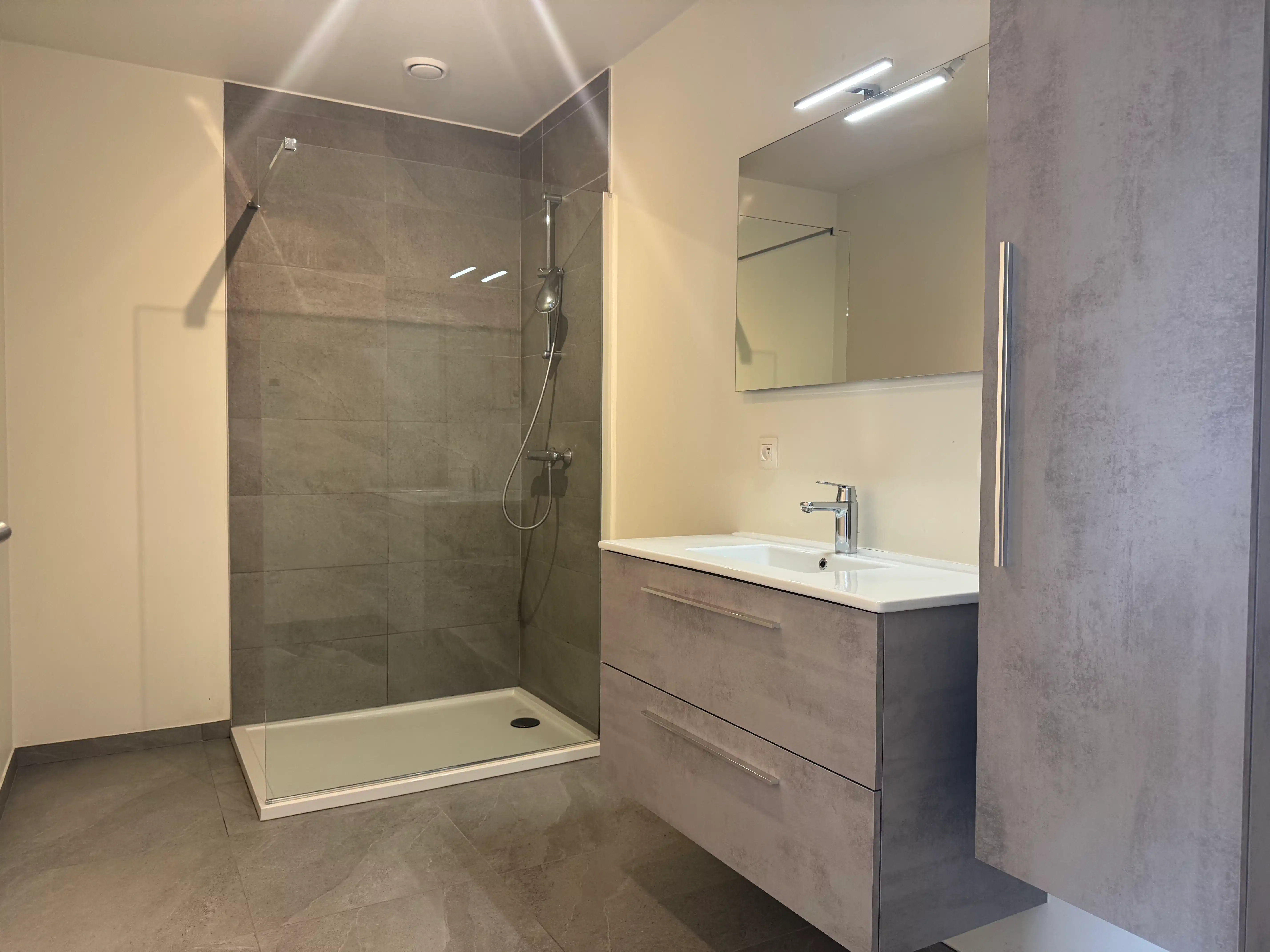 Modern appartement met 1 slaapkamer en een ruim terras foto 7