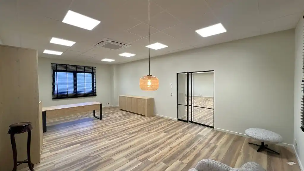 Loods met kantoor te huur in Europark-Noord te Sint-Niklaas foto 6