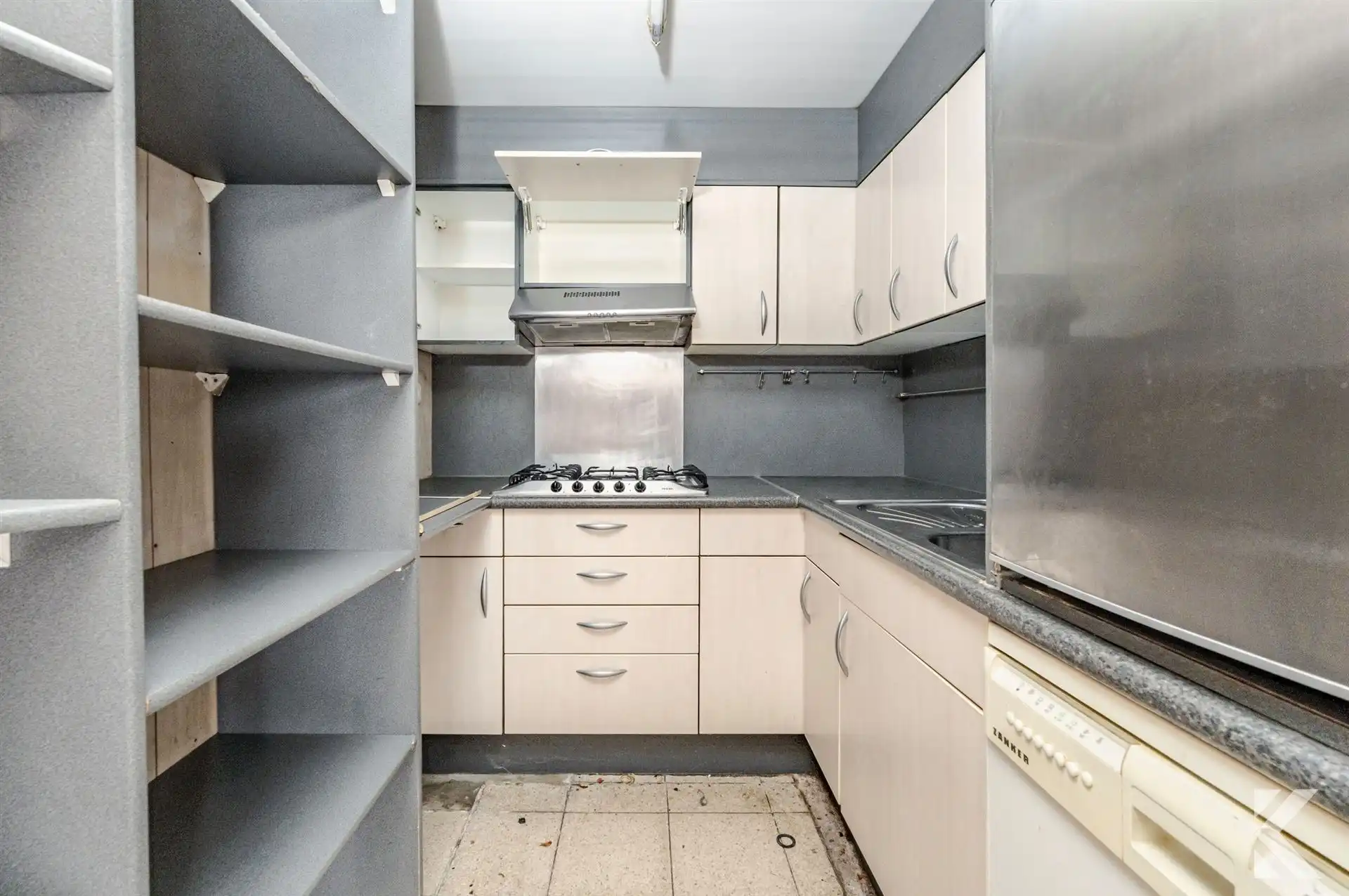 Te renoveren woning met veel potentieel en ruime zolder foto 10
