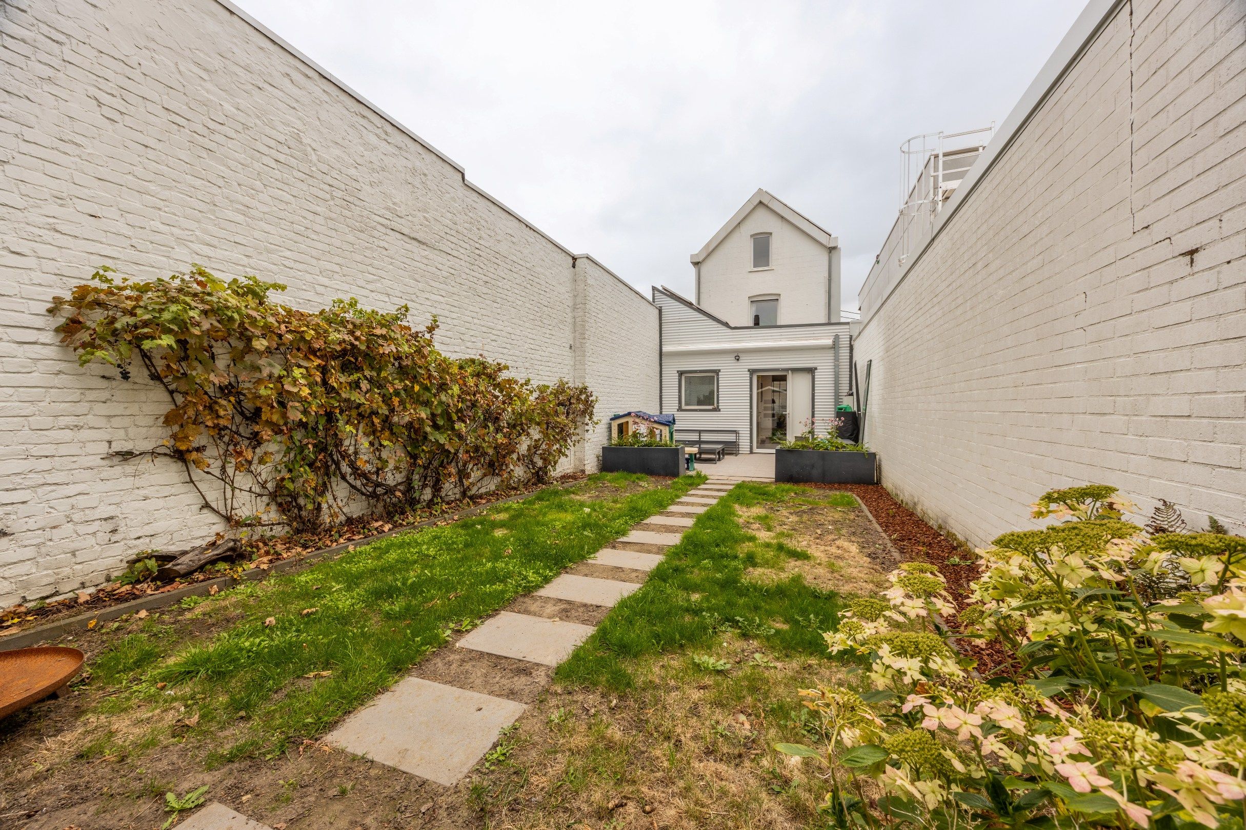 GERENOVEERDE RIJWONING MET TUIN foto 7