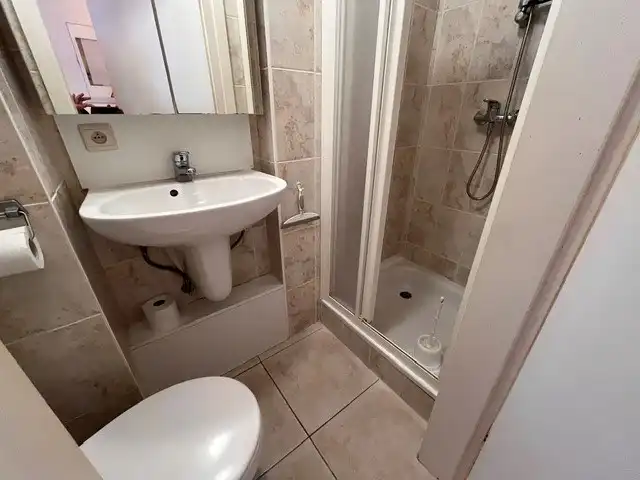 Gemeubelde studio vlak aan zee foto 4