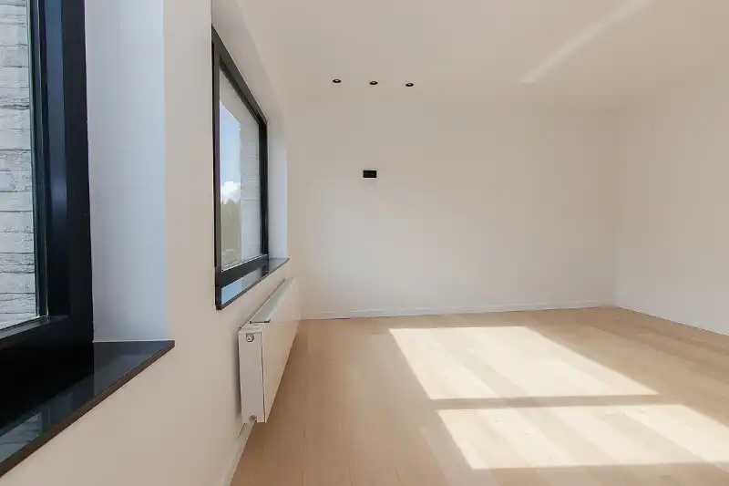 Geslaagde totaalrenovatie met 4 slaapkamers, 2 badkamers, zonnig terras, omheinde tuin en toegang achteraan foto 15
