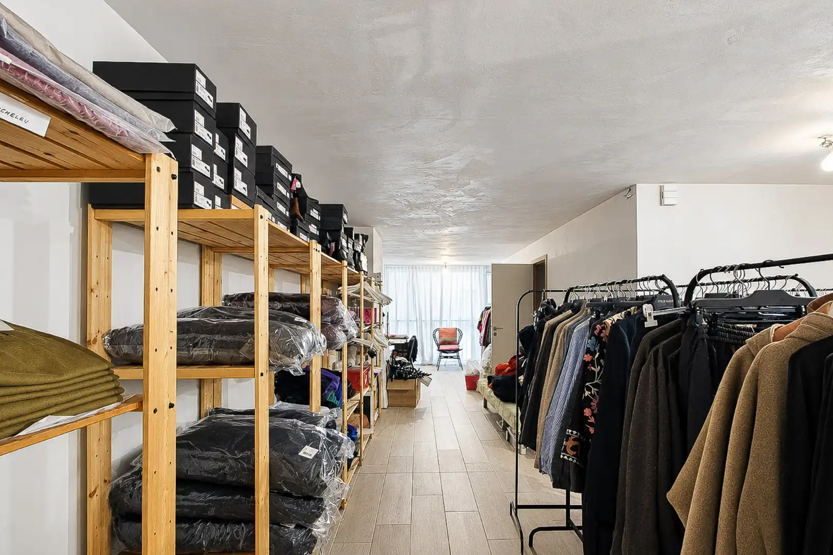Moderne winkel met hoge plafonds te huur Lippenslaan 333 (vanaf 1/4/2027) foto 10