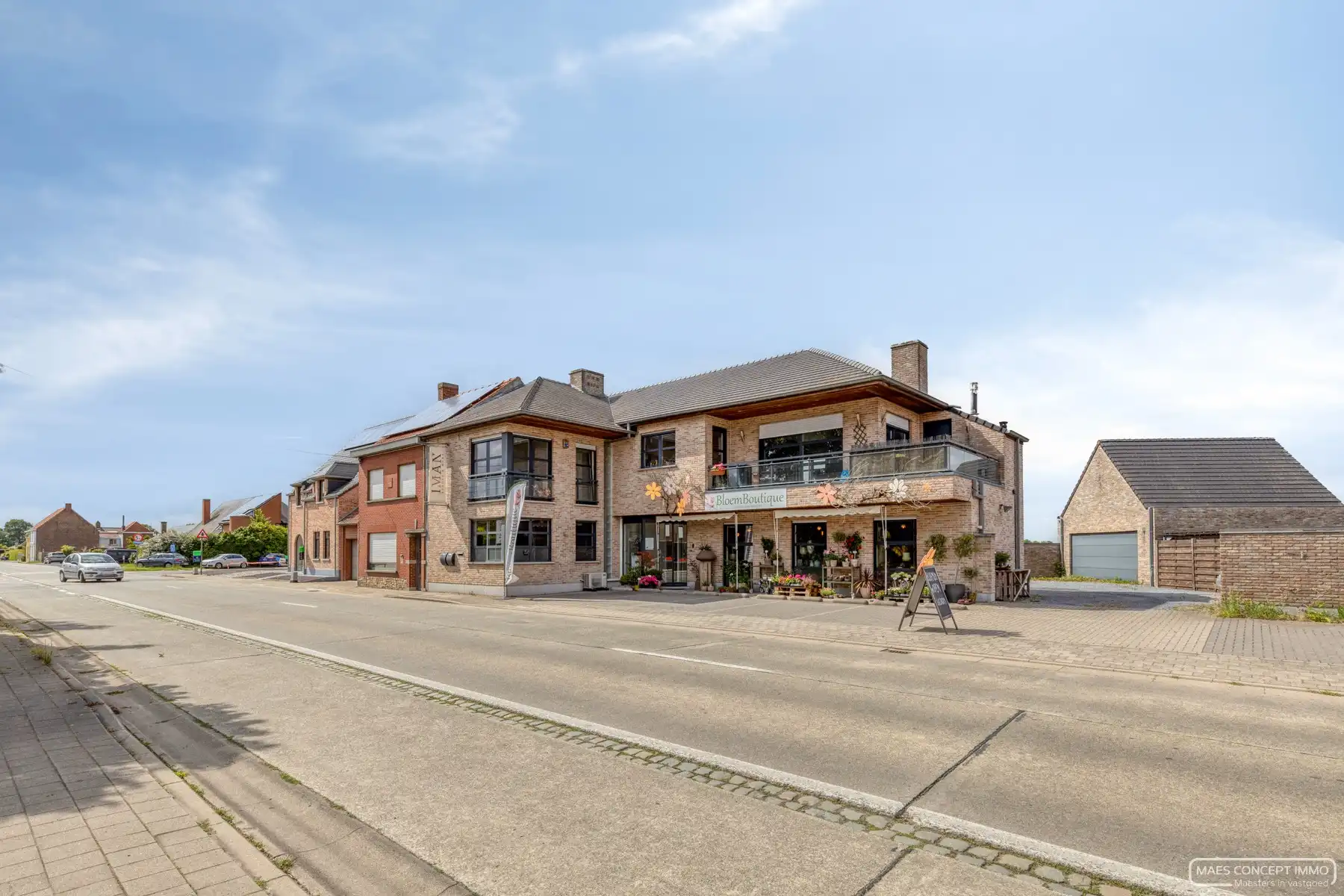 Investeringsopportuniteit - 2 verhuurde handelspanden en appartement te koop in Waregem foto 2