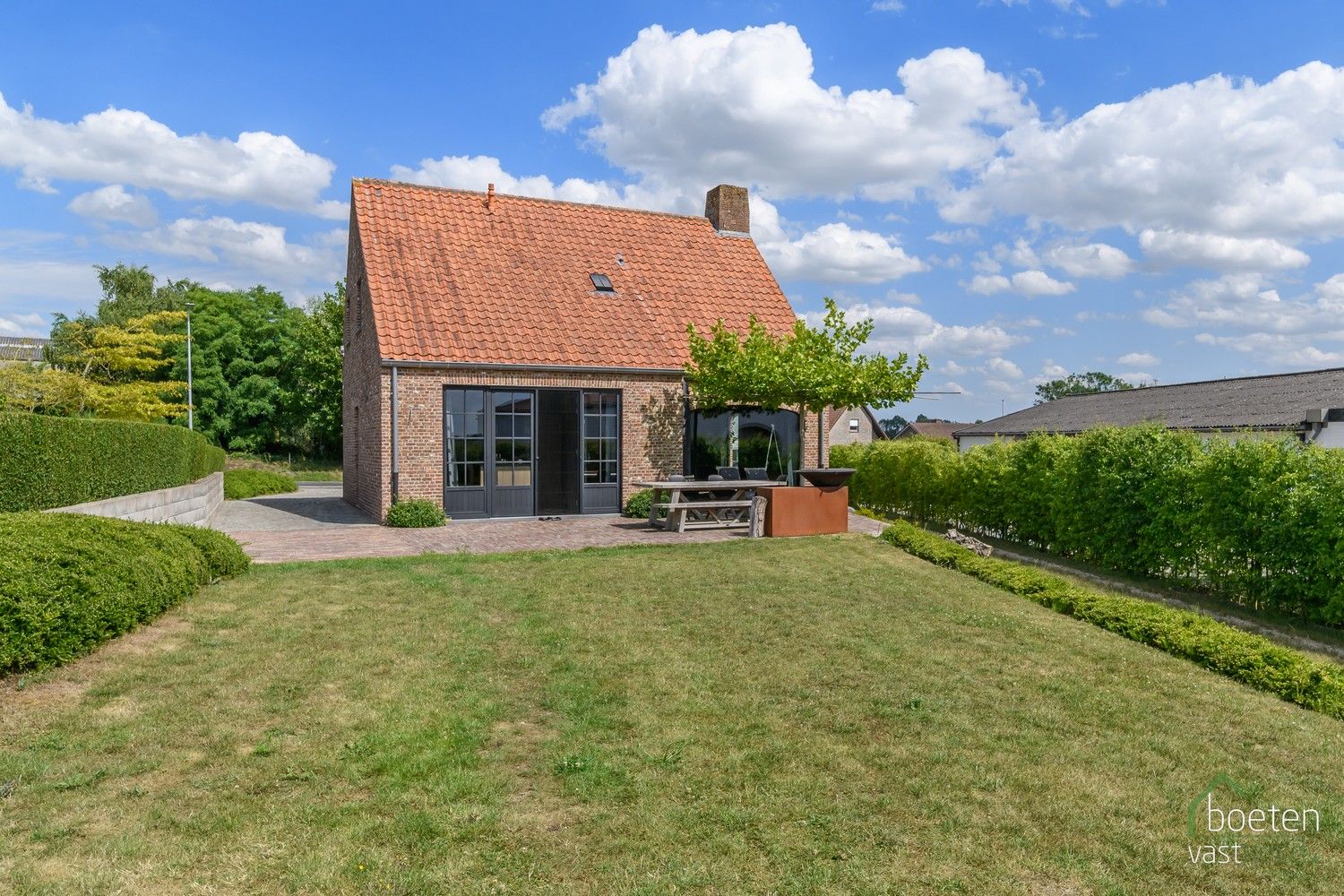 Beveren aan de IJzer: Karaktervol en rustiek landhuis met 4 slpks, warm & sfeervol interieur en ruime tuin op 13a 65ca totale grondopp. foto 23