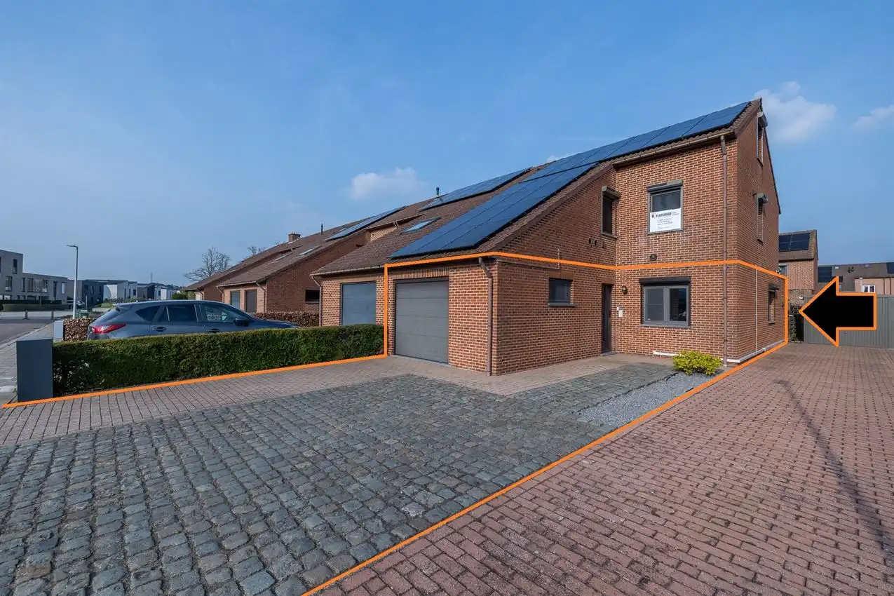 Gelijkvloerse woning EPC B met inpandige garage en gezellige tuin foto {{pictureIndex}}