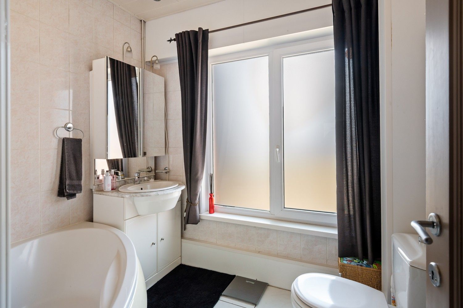 Instapklare woning met 3 slaapkamers en tuin te koop te Boechout foto 8