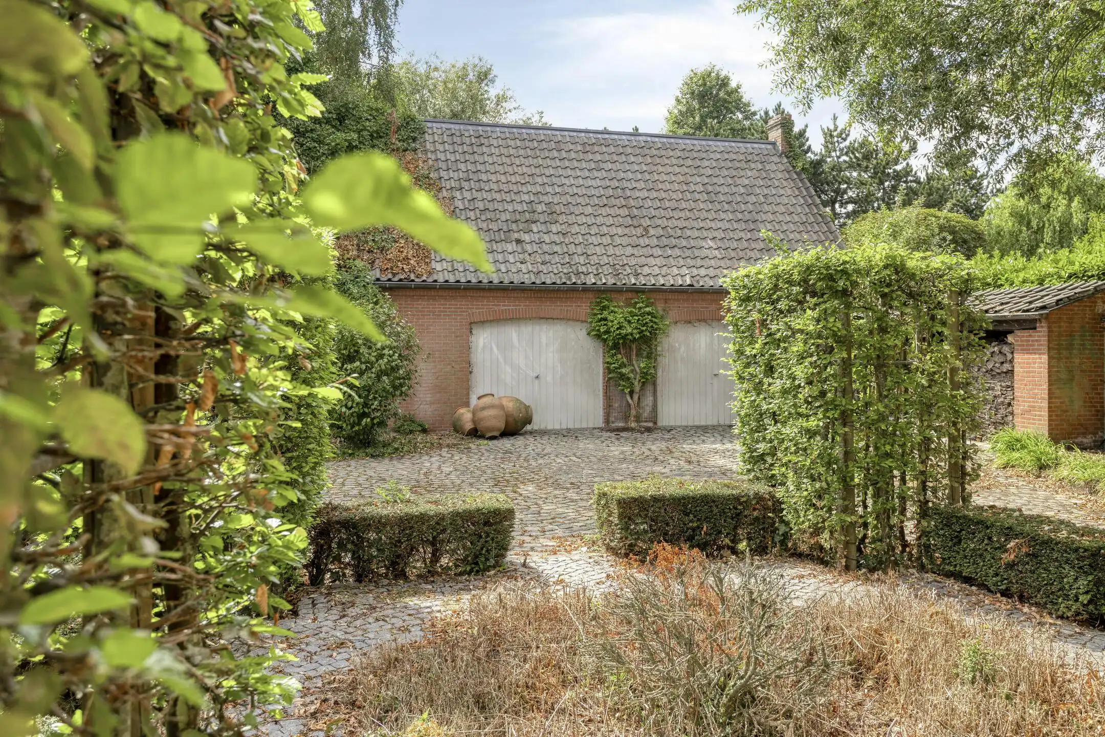 Unieke villa te koop in Zwevezele met prachtige tuin foto 12